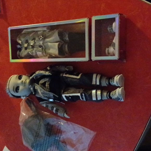 Shadow High since 2022 doll, stand and cloths - Picture 6 of 6